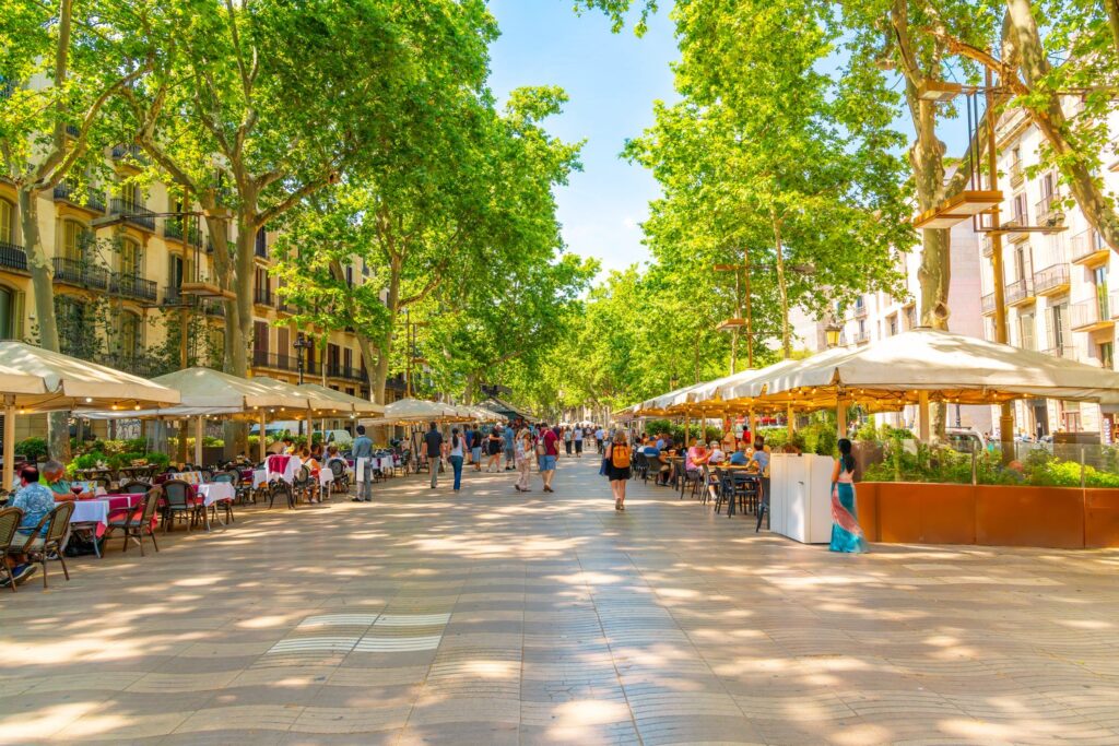 Deptak La Rambla w cieniu platanów