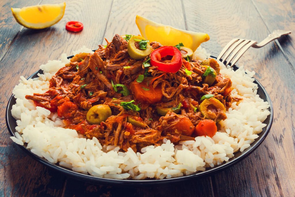 Ropa vieja z ryżem to narodowe danie kuchni kubańskiej