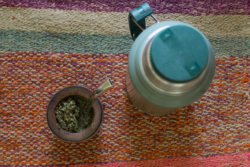 Matero z drewna palo santo i termos z gorącą wodą to podstawowy zestaw do picia yerby