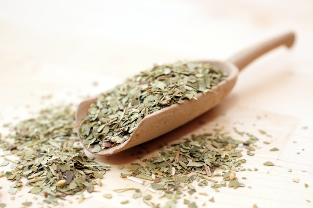 Susz yerba mate powstaje z suszonych i rozdrobnionych liści ostrokrzewu paragwajskiego