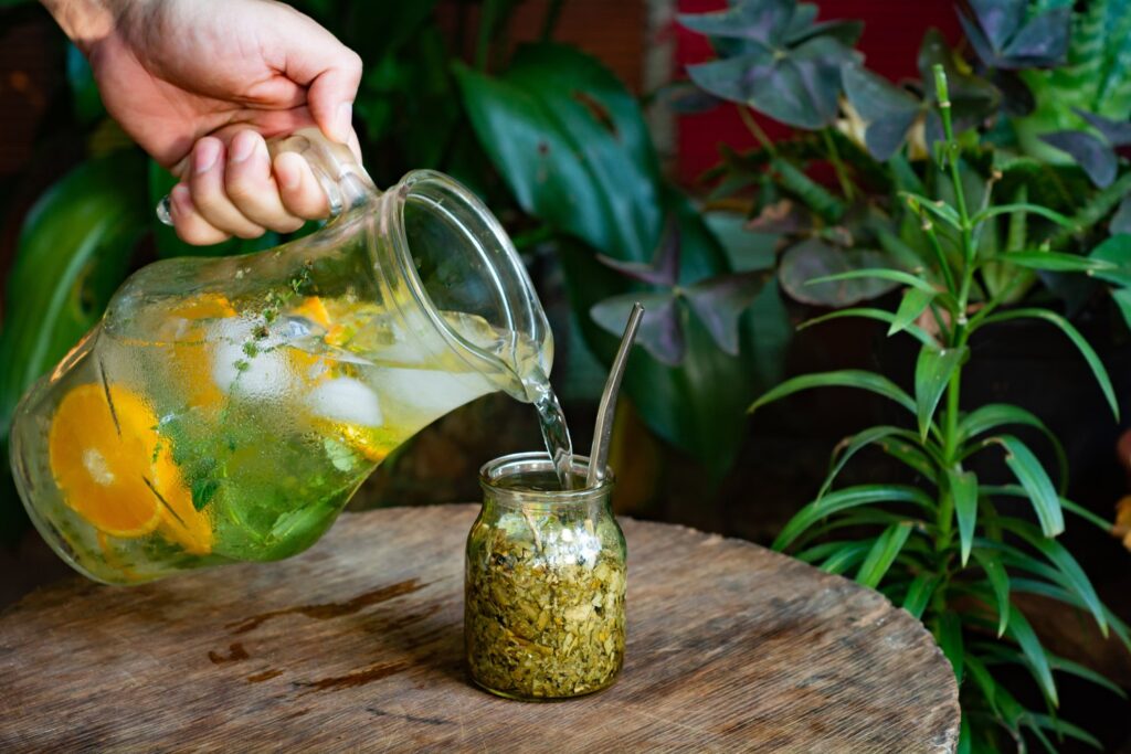 Tereré, czyli yerba mate na zimno z lodem, cytryną i miętą, gasi pragnienie w upalne dni