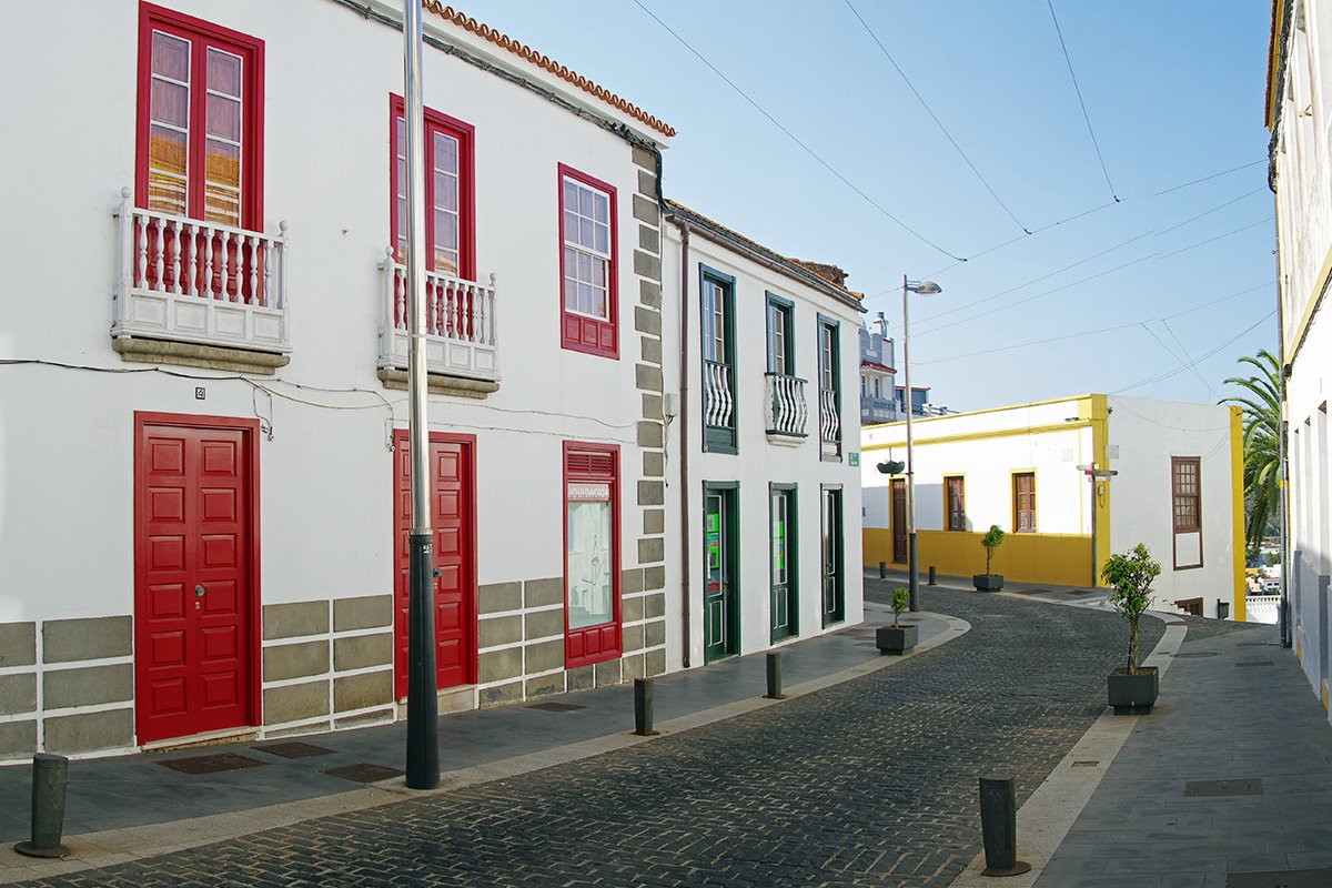 Jest wiele powodów, aby odwiedzić wyspę El Hierro. Jeden z nich to malownicze uliczki w mieście Valverde