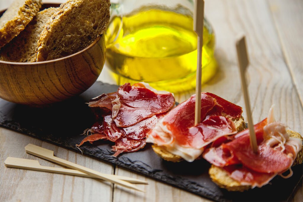 Jamón ibérico i jamón serrano często podawane są w formie tapas