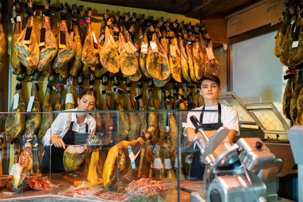 Ogromne świńskie nogi zwisające z sufitów to częsty widok w hiszpańskich restauracjach