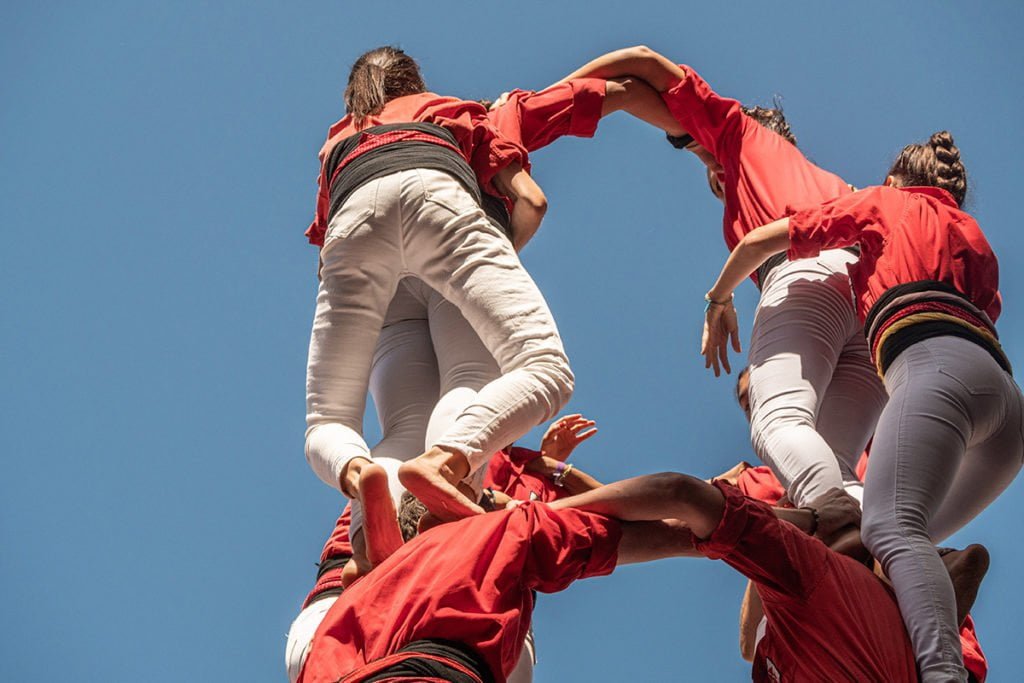 W budowaniu Castells biorą udział nawet kilkuletnie dzieci.