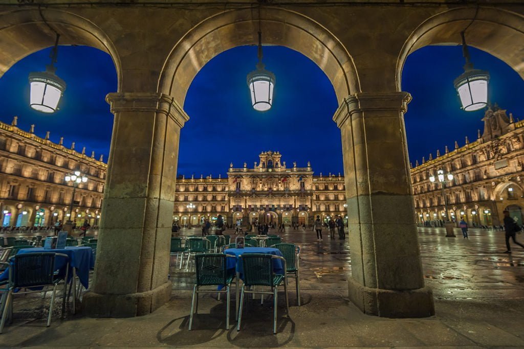 Malownicze arkady na Plaza Mayor, Salamanka.