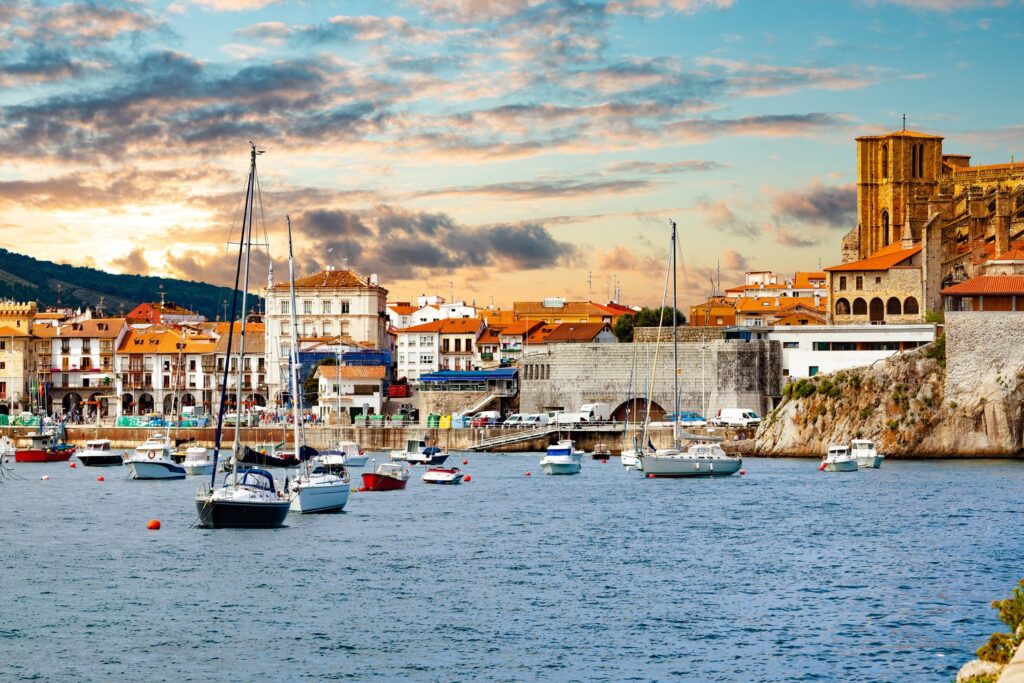 Gotycki kościół Santa María de la Asunción góruje nad portem w Castro Urdiales