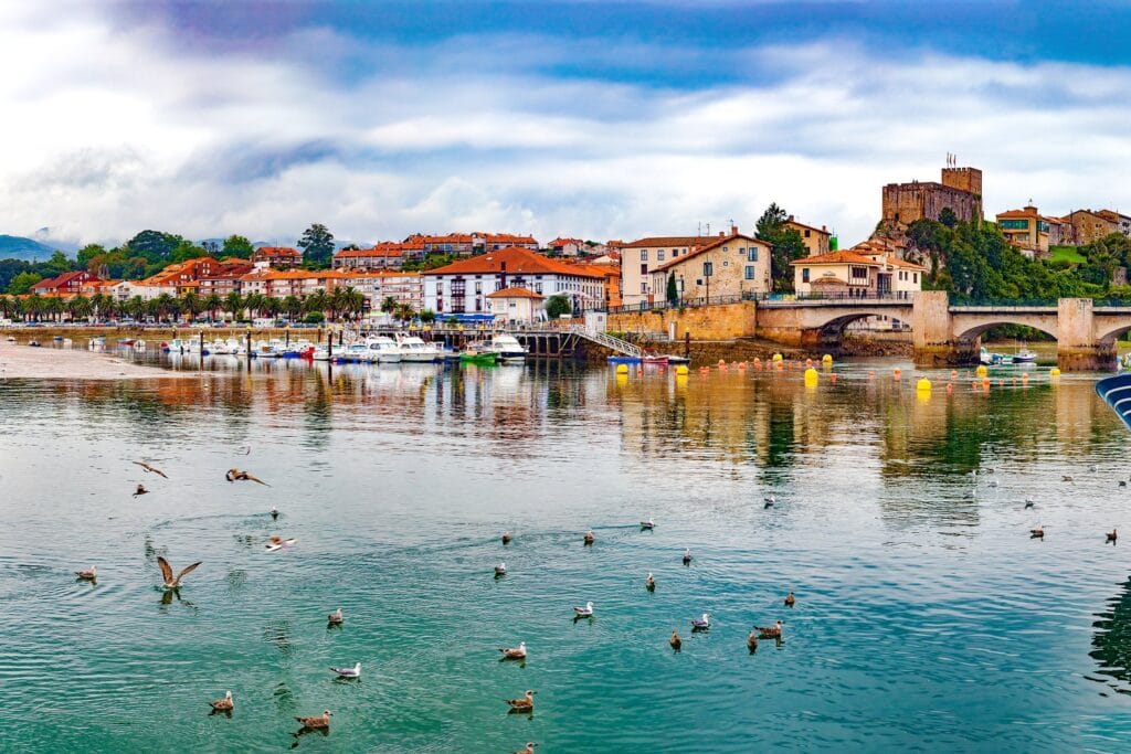 San Vicente de la Barquera zachwyca widokiem na port, kamienny most i zamek na wzgórzu