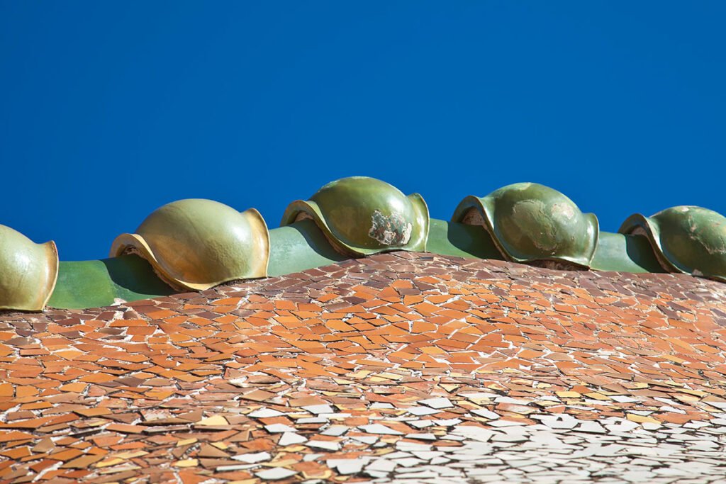 Zaprojektowany przez Antonio Gaudiego dach przypomina smocze łuski