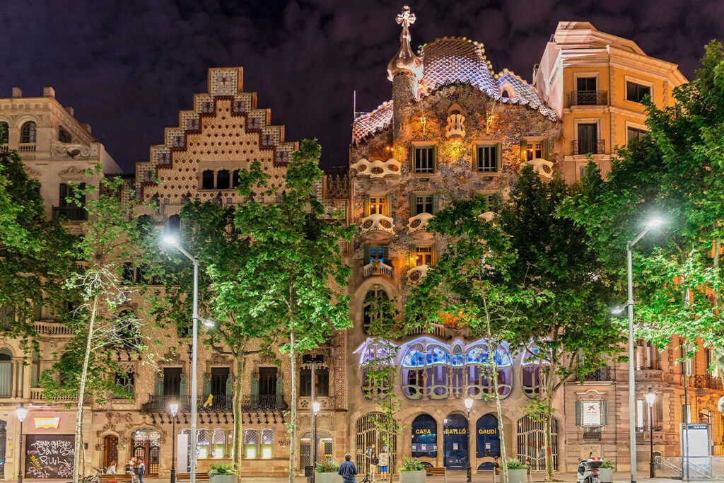 Kamienica zlokalizowana jest przy ulicy Passeig de Gràcia 43