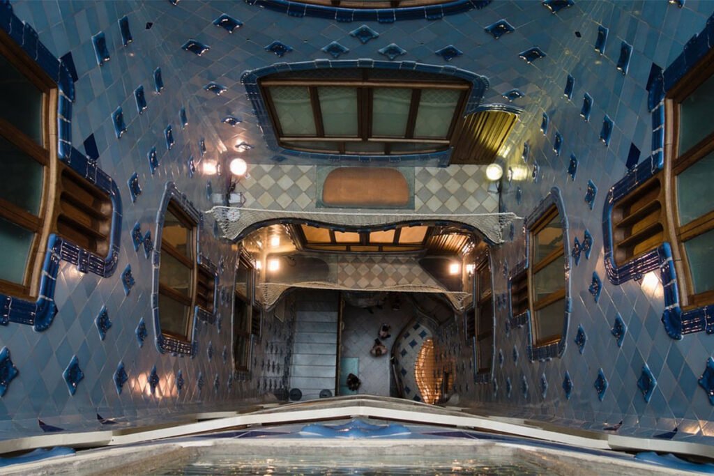 Casa Batllo zachwyca wnętrzami, w których główną rolę grają natura i światło