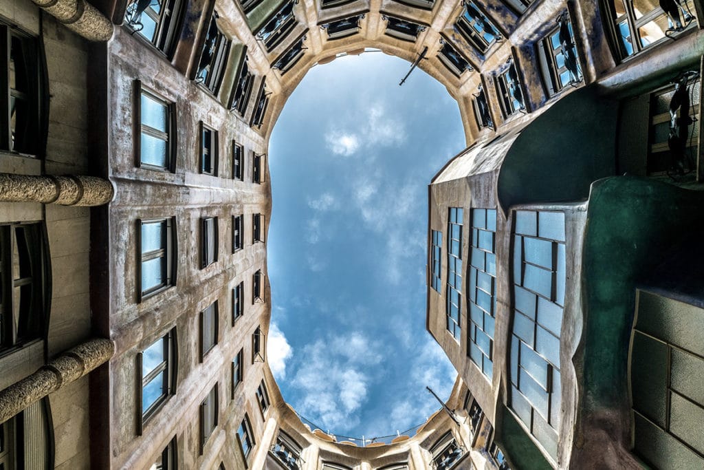 Dziedziniec Casa Milà i skrawek nieba nad nim