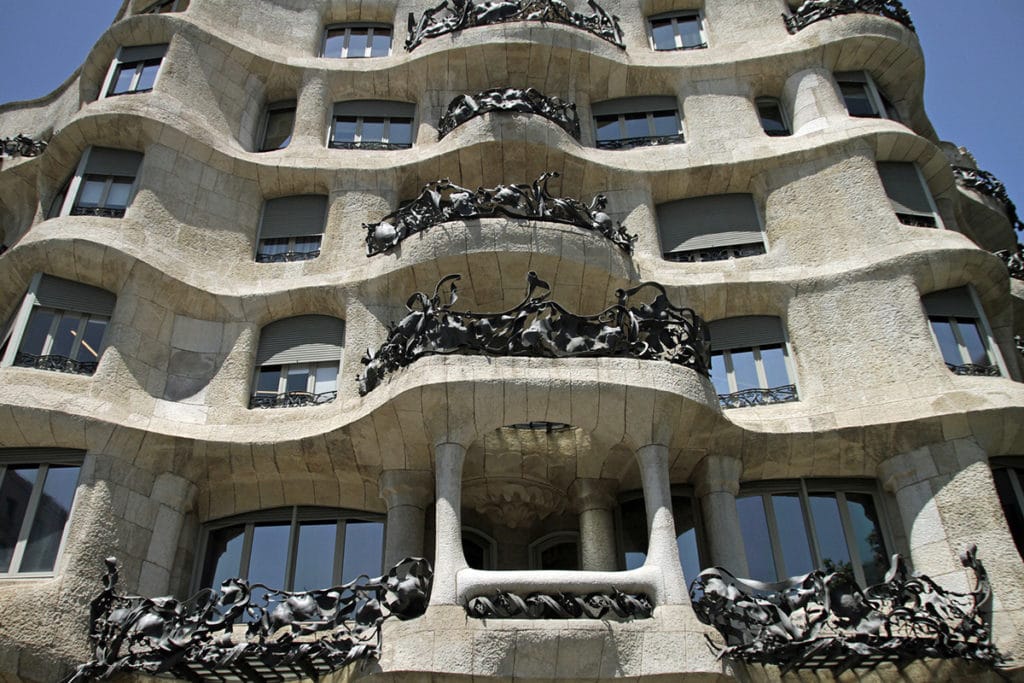 Falująca fasada i kute balkony Casa Milà