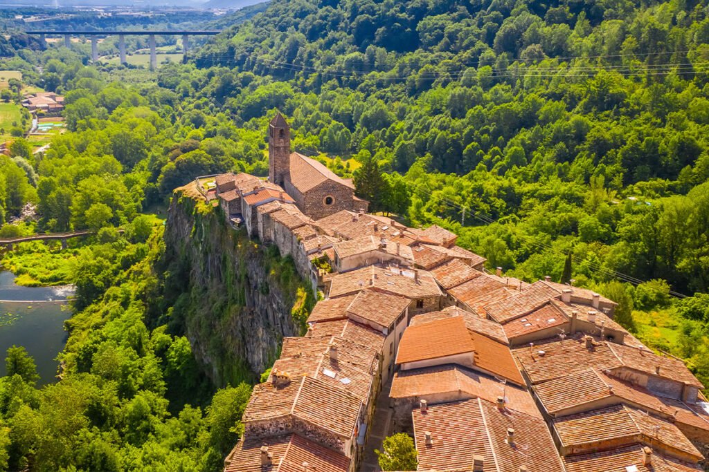 Castellfollit de la Roca na bazaltowym klifie