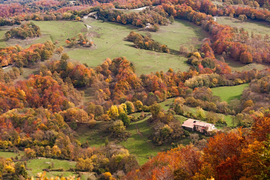 Piękny, jesienny widok na Park Naturalny Garrotxa