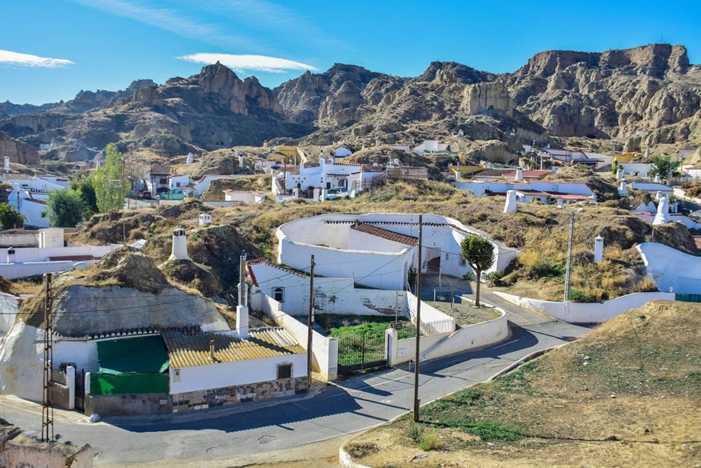 Fasady i wejścia do skalnych domów w Guadix są zwykle bielone i pokryte częściowo dachówką.