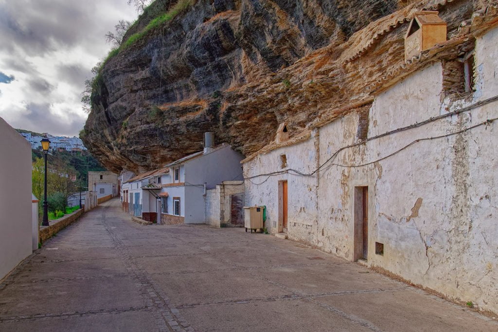 Wiszące nad dachami domów skały w Setenil de las bodegas