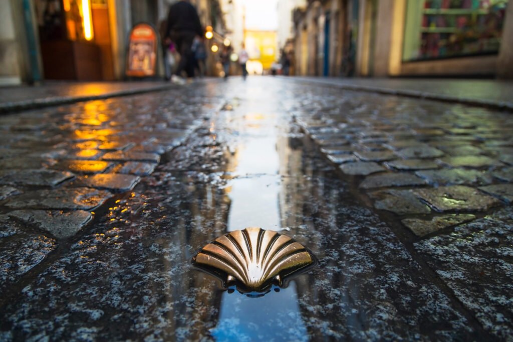 W drodze do Santiago de Compostela pielgrzymów prowadzą muszle przegrzebka - symbol trasy