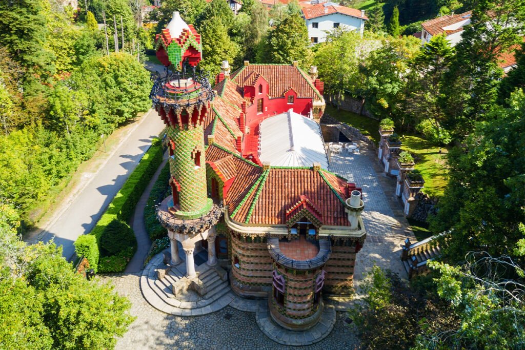 Antonio Gaudi zaprojektował nie tylko budynek El Capricho, ale także ogród ze sztuczną jaskinią