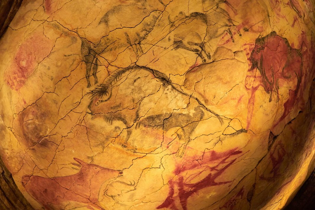 Wiek malowideł w Jaskini Altamira datuje się na 35000 - 11000 r. p.n.e