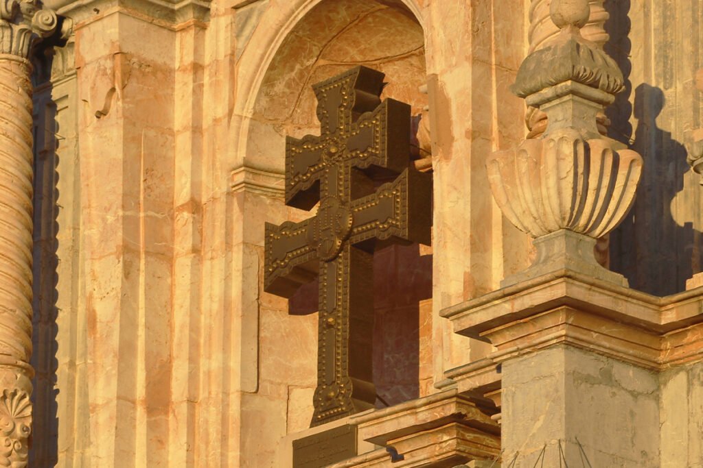 Krzyż patriarchalny (inaczej Krzyż Karawaka) na fasadzie bazyliki Santísima y Vera Cruz