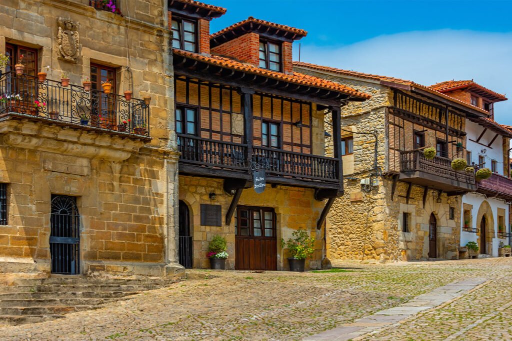 Fasady domów w Santillana del Mar