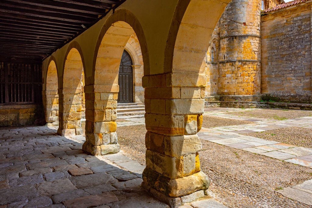 Kolegiata św. Juliany - widok na krużganek