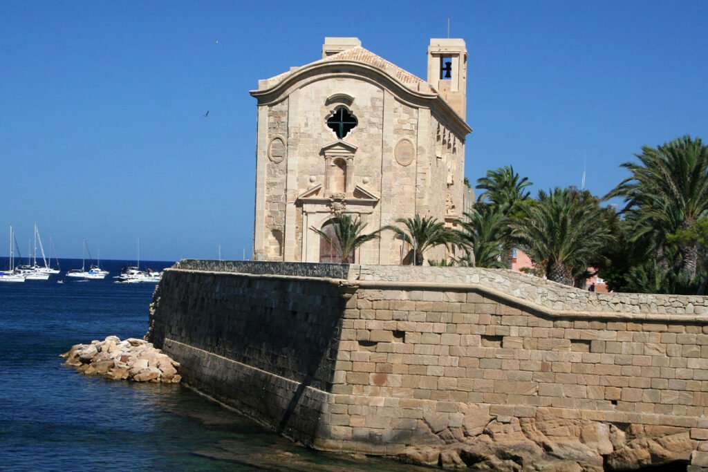 Una vista de la iglesia desde el mar en Tabarka