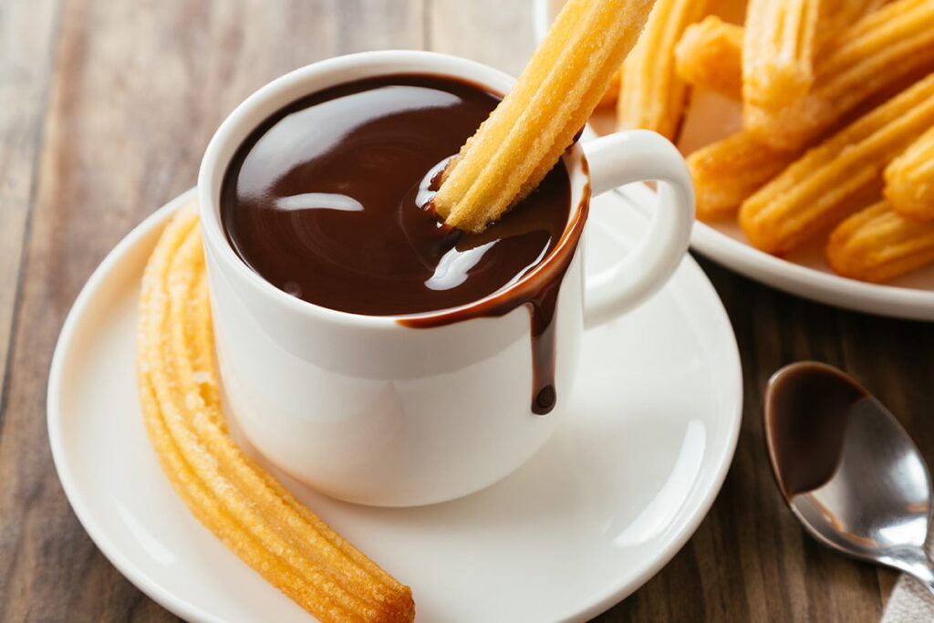 Churros z gorącą czekoladą w Chocolatería San Ginés w Madrycie