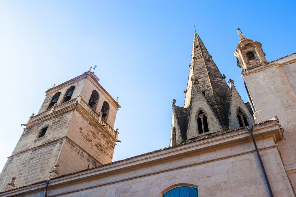 Charakterystyczna iglica kościoła Santa María de Palacio w Logroño