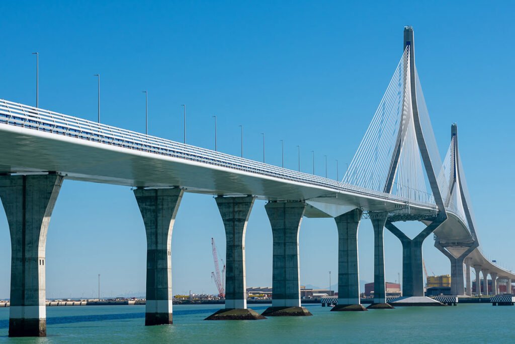 Most Puente de la Constitución de 1812 (inaczej: Most La Pepa) łączy Kadyks z Puerto Real.