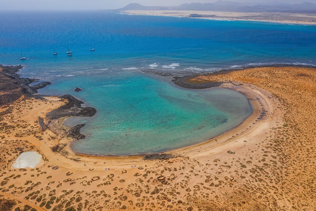 Playa de la Concha (Wysepka Lobos) - Najlepsze plaże na Fuerteventura.