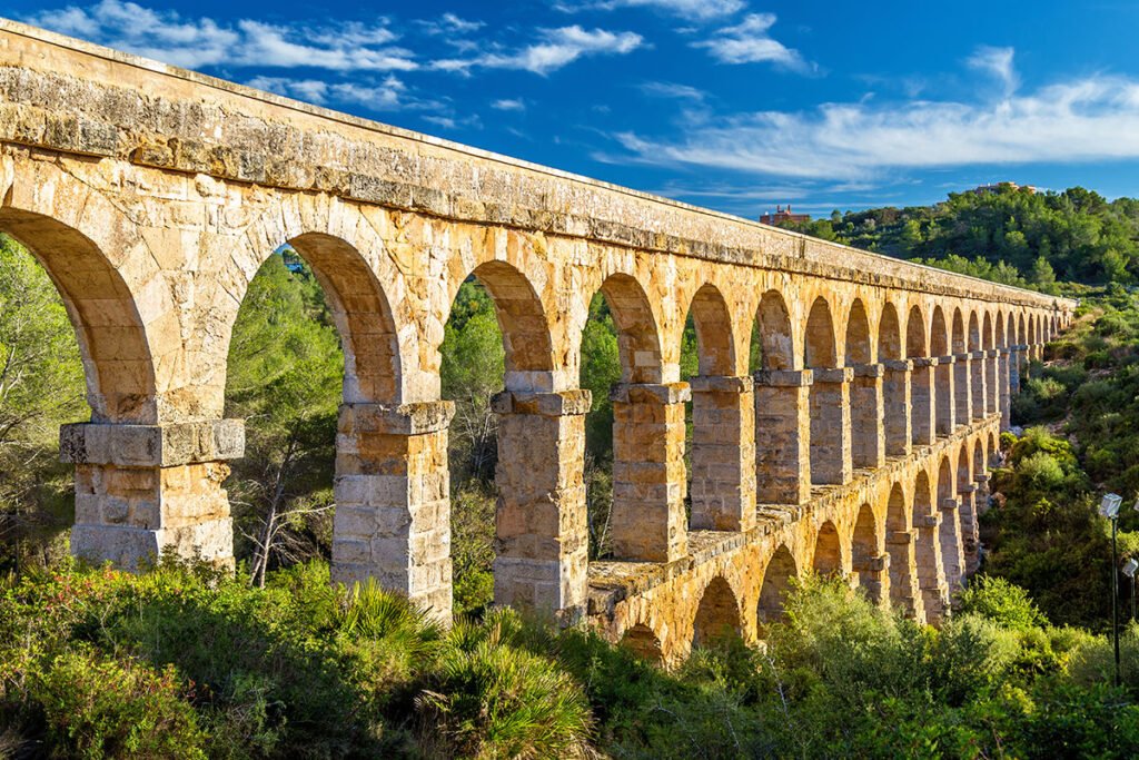Akwedukt Pont del Diable znajduje się 4 km od miasta