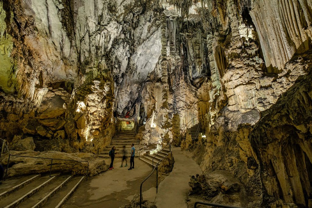 Jaskinie Cuevas de Artà (kat. Coves d’Artà) położone są kilkanaście kilometrów od Cala Millor