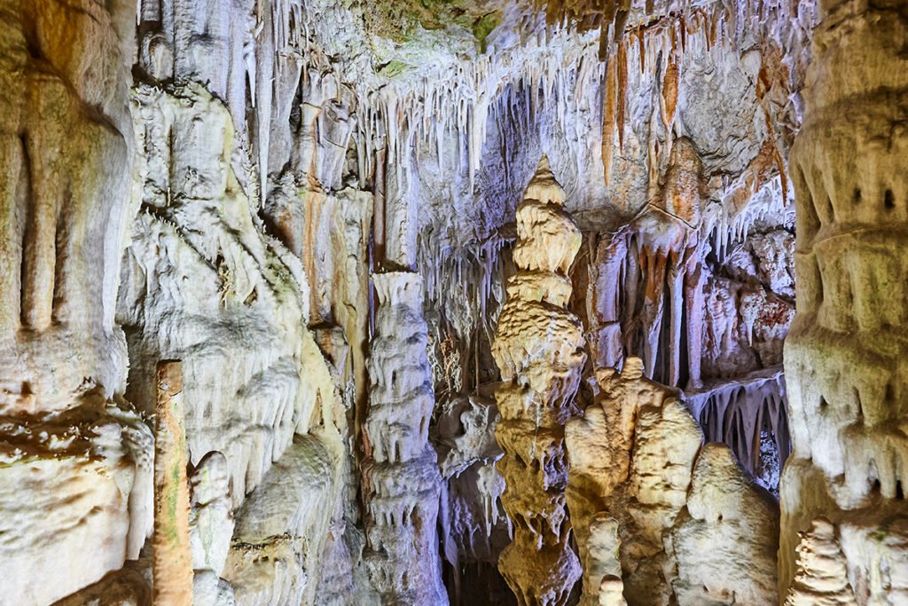 Zwiedzanie jaskiń to popularna atrakcja na Majorce. Na zdjęciu Jaskinie Cuevas de Campanet (kat. Coves de Campanet)