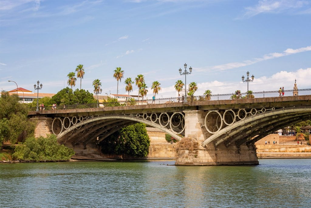 Rzeka Gwadalkiwir i most Puente de Triana w Sewilli