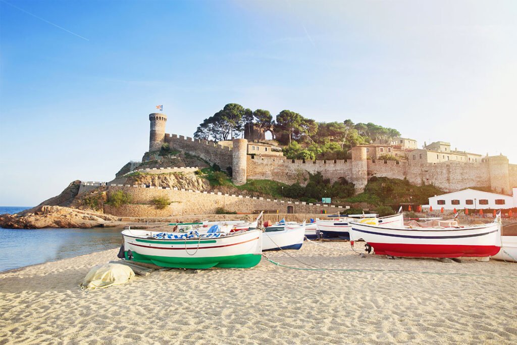 Platja Gran w Tossa de Mar leży u stóp średniowiecznych murów Vila Vella