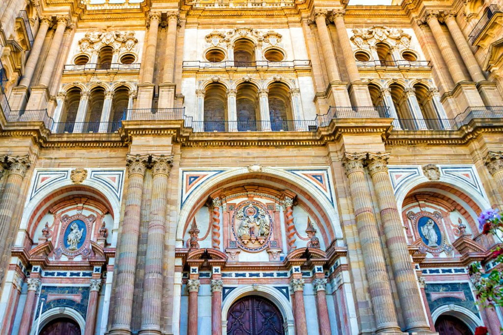 Barokowe zdobienia na fasadzie katedry