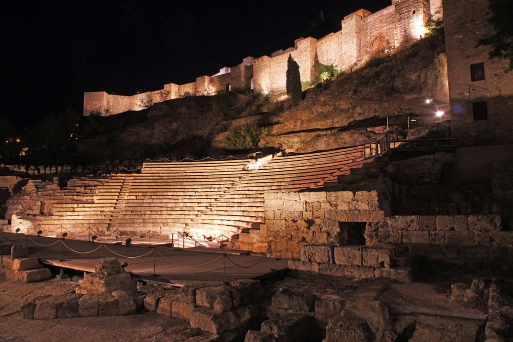 Ruiny Teatru Rzymskiego z I wieku p.n.e. - Wieczorny widok na Teatro Romano de Málaga.
