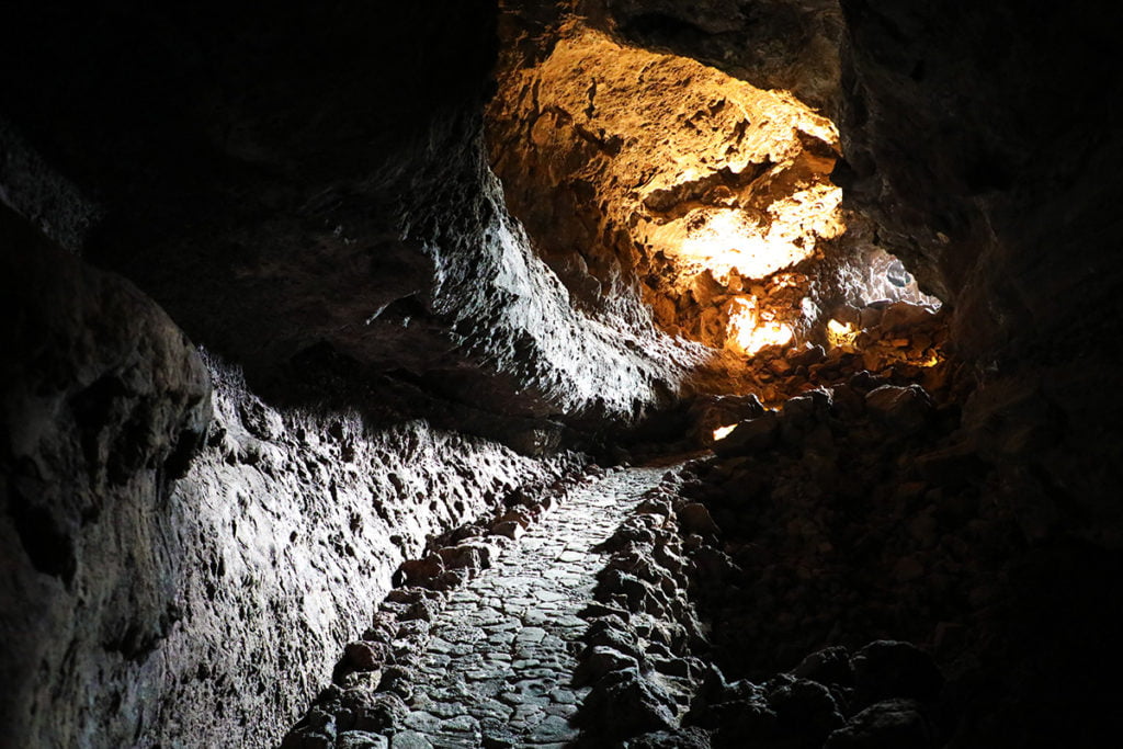 Wejście do jaskini oraz wiele innych jej elementów są autorstwa Césara Manrique