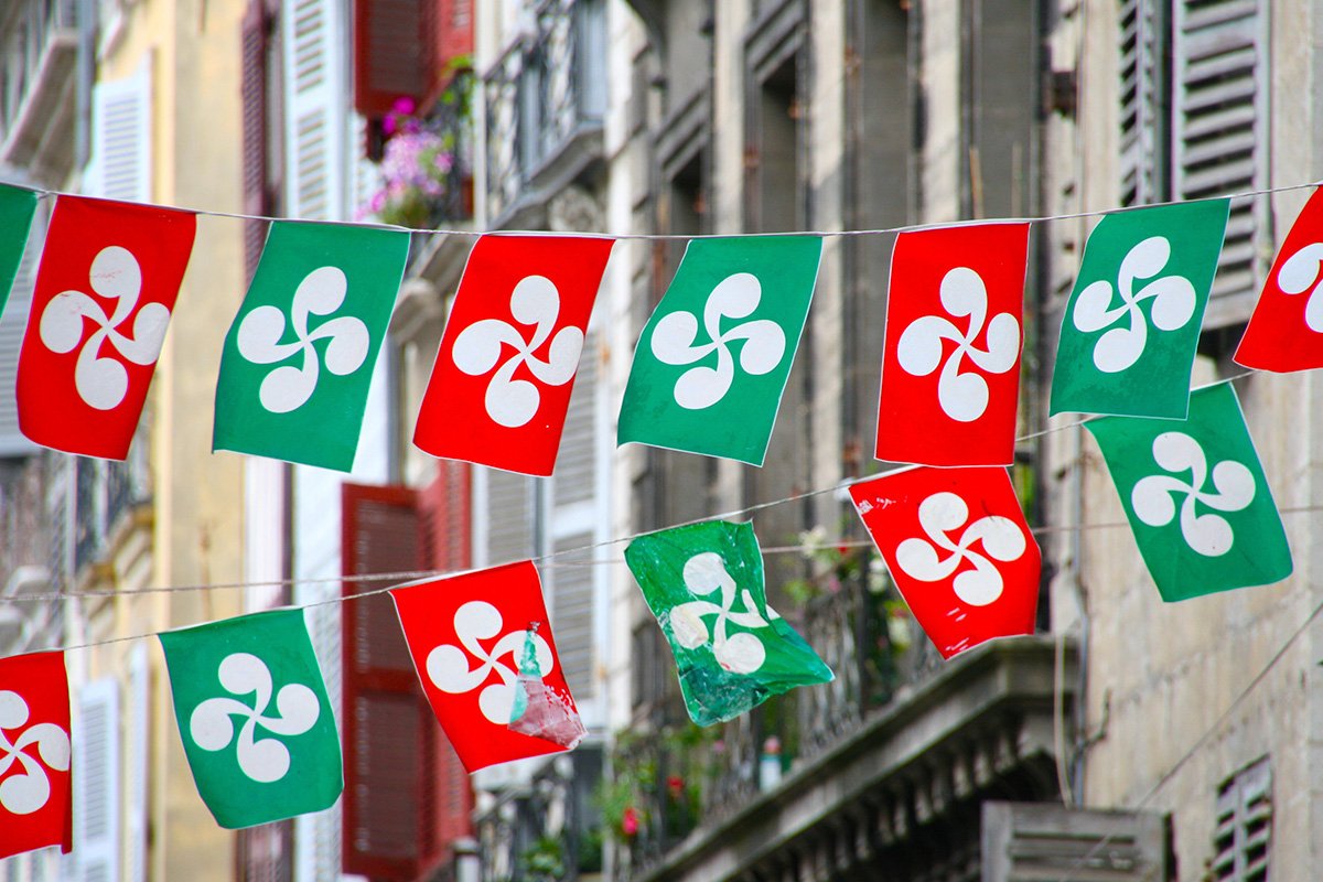 Widząc Lauburu i połączenie kolorów zielonego i czerwonego, możesz mieć pewność, że jesteś w Kraju Basków :)