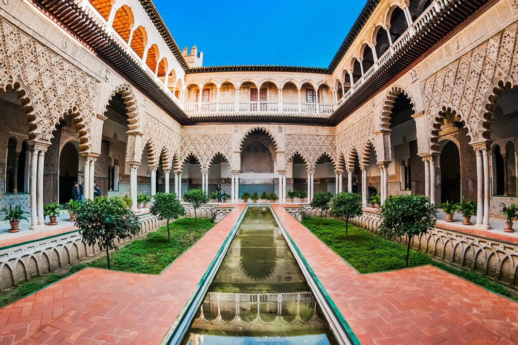 Pałac Królewski Alcazar wraz z katedrą Catedral de Santa María de la Sede de Sevilla i Archiwum Indii zostały wpisane w 1987 roku na Listę Światowego Dziedzictwa UNESCO.