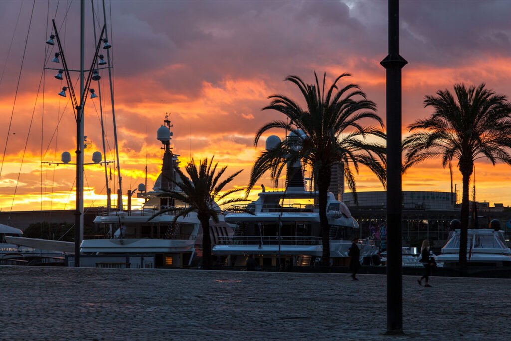 Pogoda w Barcelonie latem w ciągu dnia bywa nie do zniesienia, ale wieczory nabierają kolorów