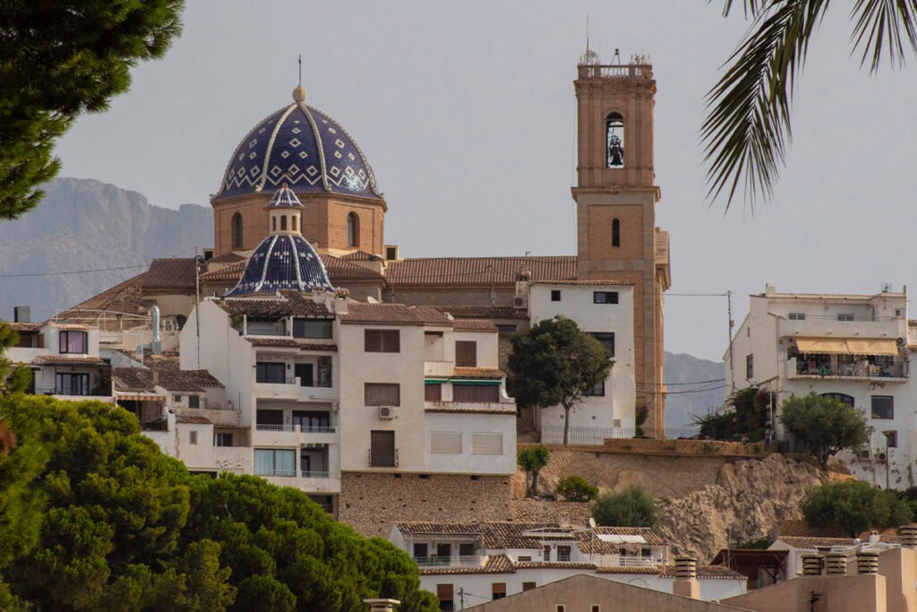 Charakterystyczna kopuła kościoła Iglesia de Nuestra Señora del Consuelo (Altea, Hiszpania)