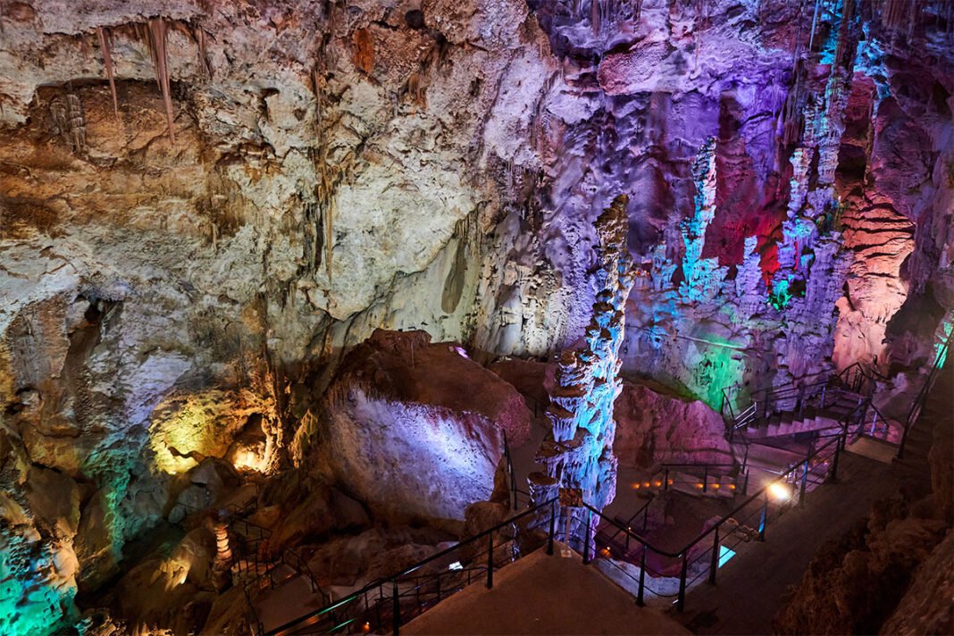 Jaskinie Canelobre w miejscowości Busot, prowincji Alicante.