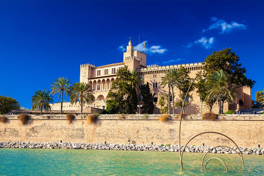 Pałac Królewski La Almudaina to jeden z najważniejszych zabytków w stolicy Majorki (Palma de Mallorca) oraz rezydencja hiszpańskiej Rodziny Królewskiej