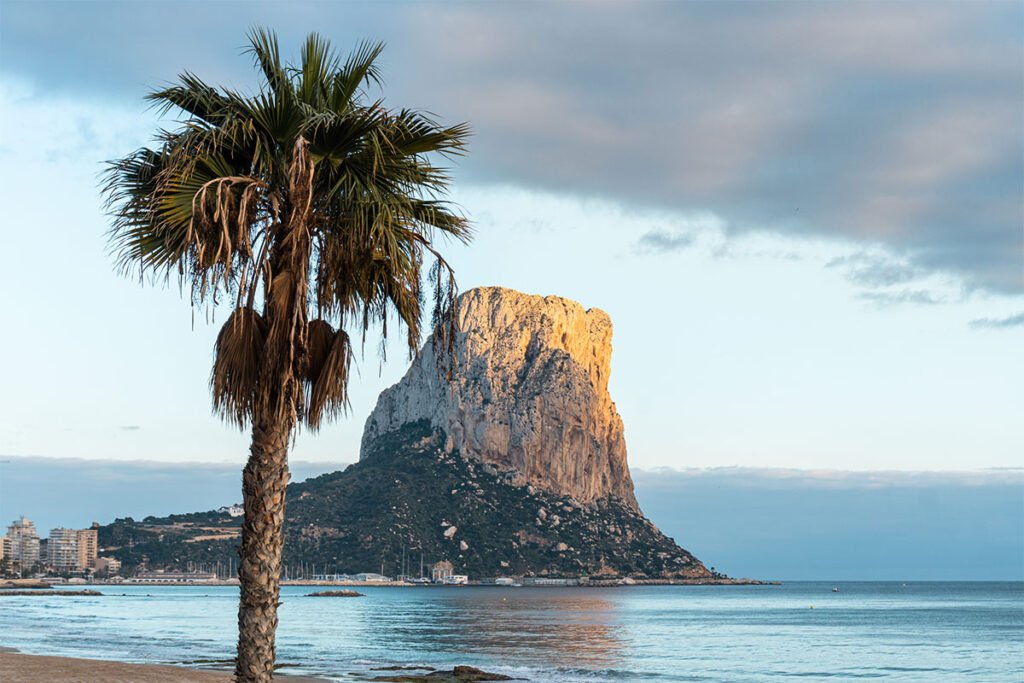 Widok na morze i górę Peñón de Ifach, Calpe