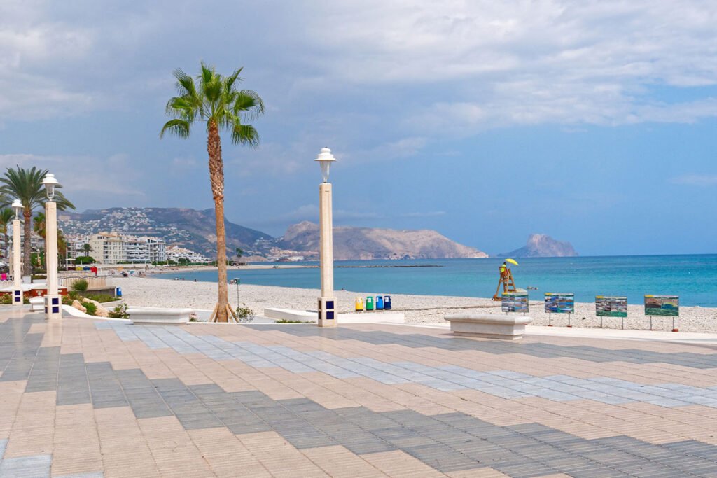 Promenada przy plaży w mieście Altea