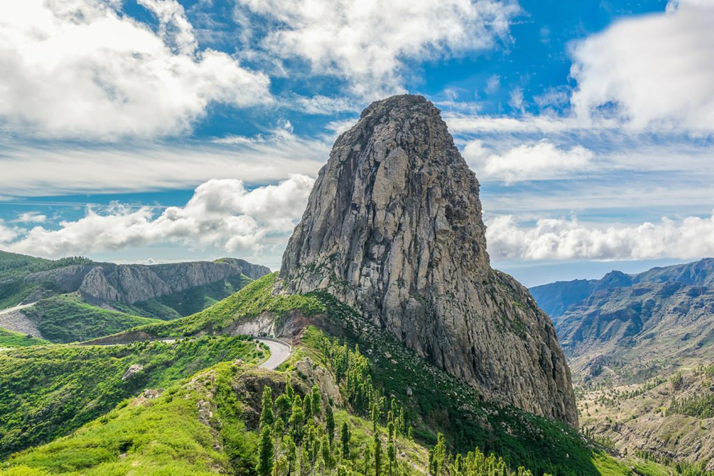Formacja skalna Roque de Agando w parku narodowym Garajonay, La Gomera