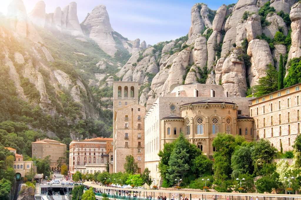 Klasztor na tle masywu Montserrat